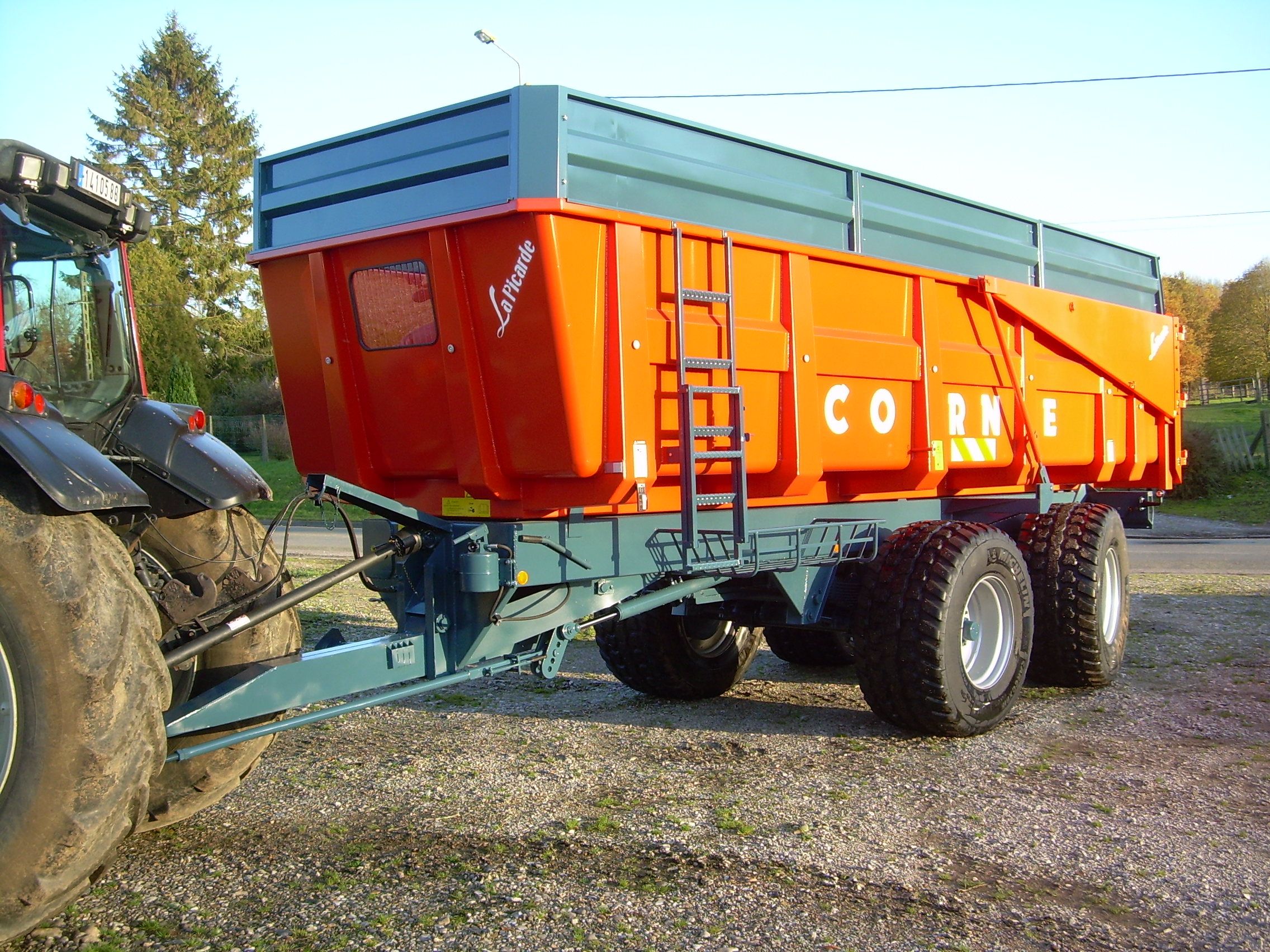 La picarde standard avec bennage par cardan et compresseur à 200 bars
