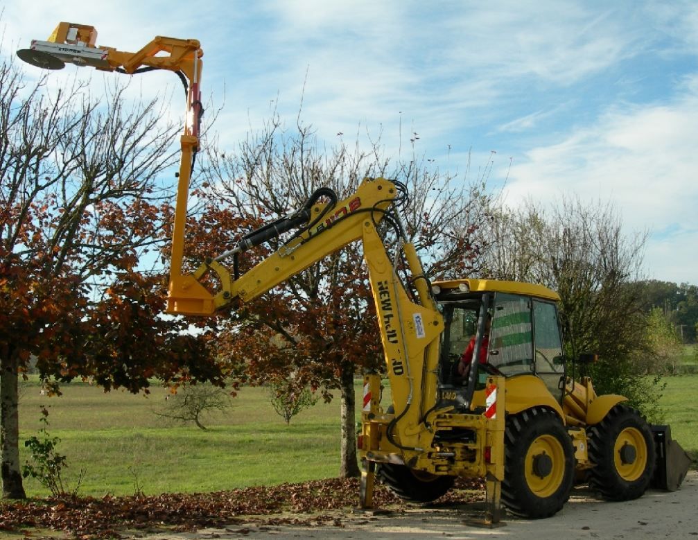 Taille-haie hydraulique sur tractopelle Kirogn - montage sur bras de pelle New Holland avec orientation hydraulique_2