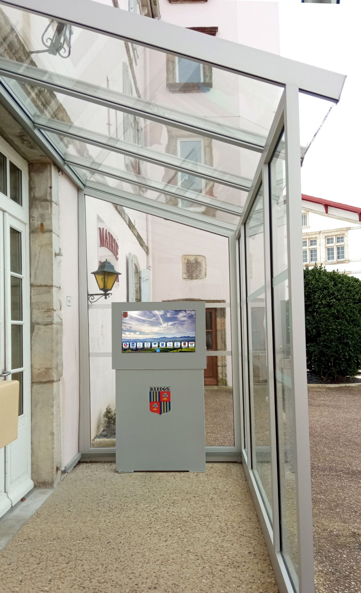 Borne interactive - Écran tactile sur pied de 32 à 49 pouces - Accès PMR et dalle LCD haute luminosité_2