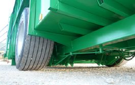 Remorque agricole avec fond en tôle larmée et côtés lisses