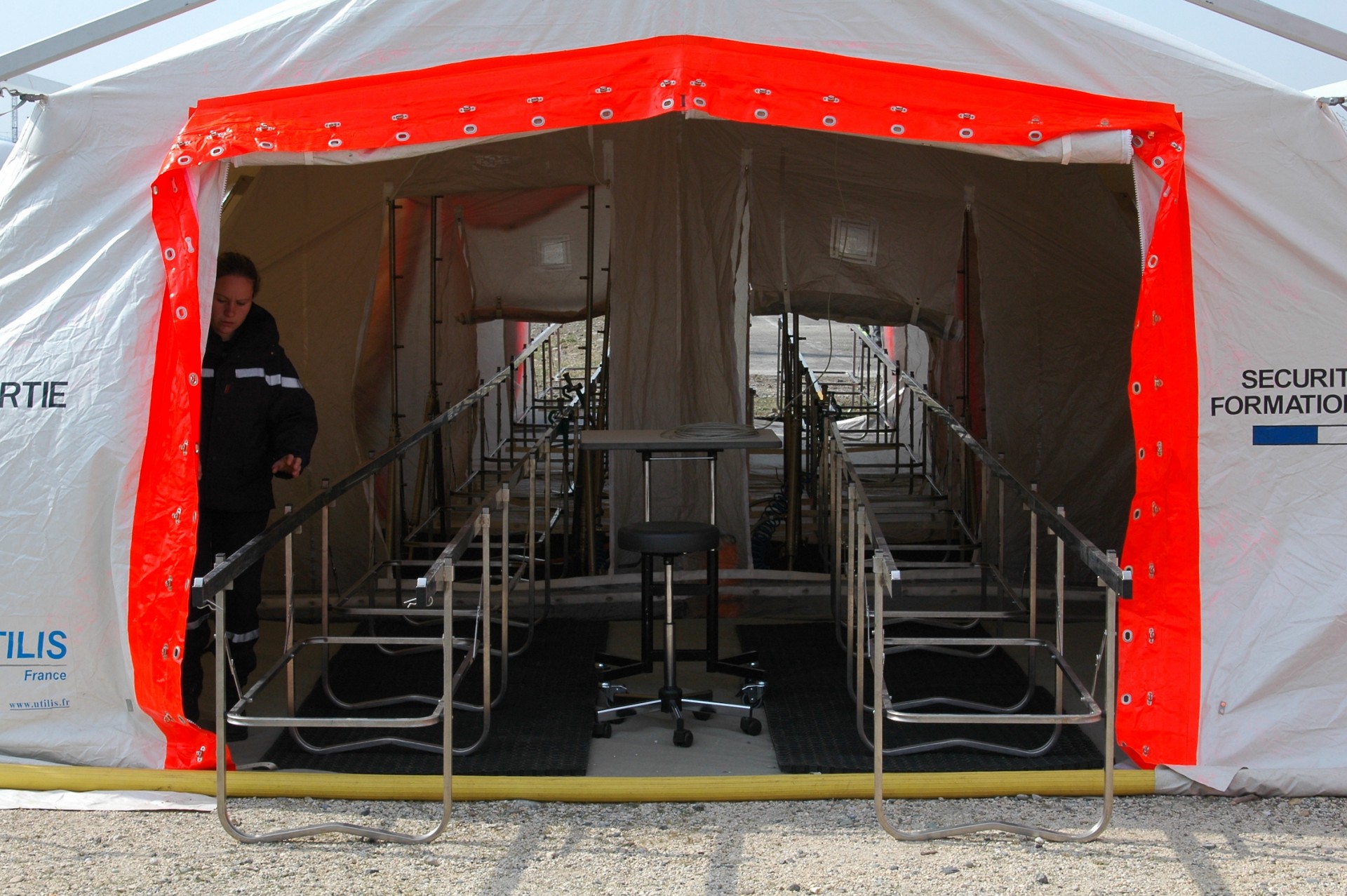 Solution modulaire de décontamination transportable par voie aérienne