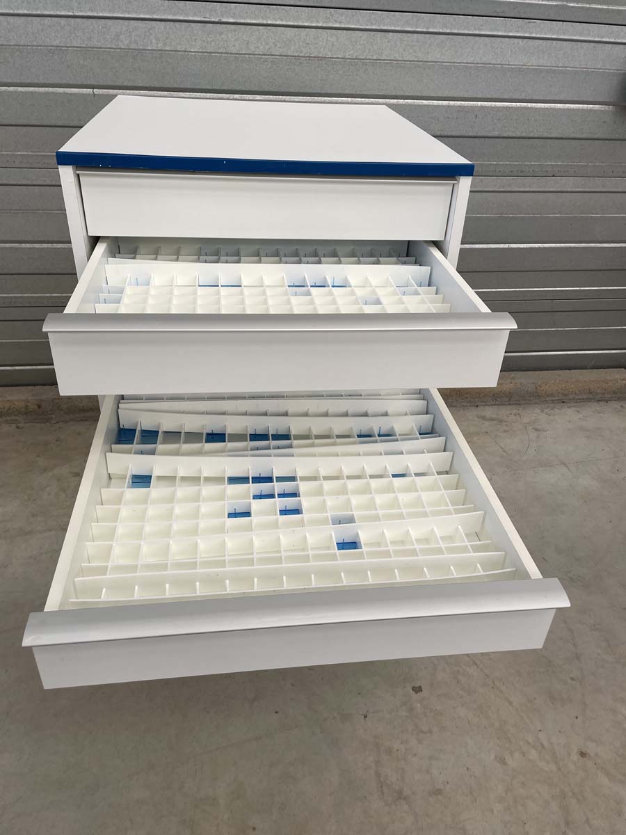 Meuble d'occasion de laboratoire avec tiroirs - 9 tiroirs sur pieds métal - Référence P21091163_2