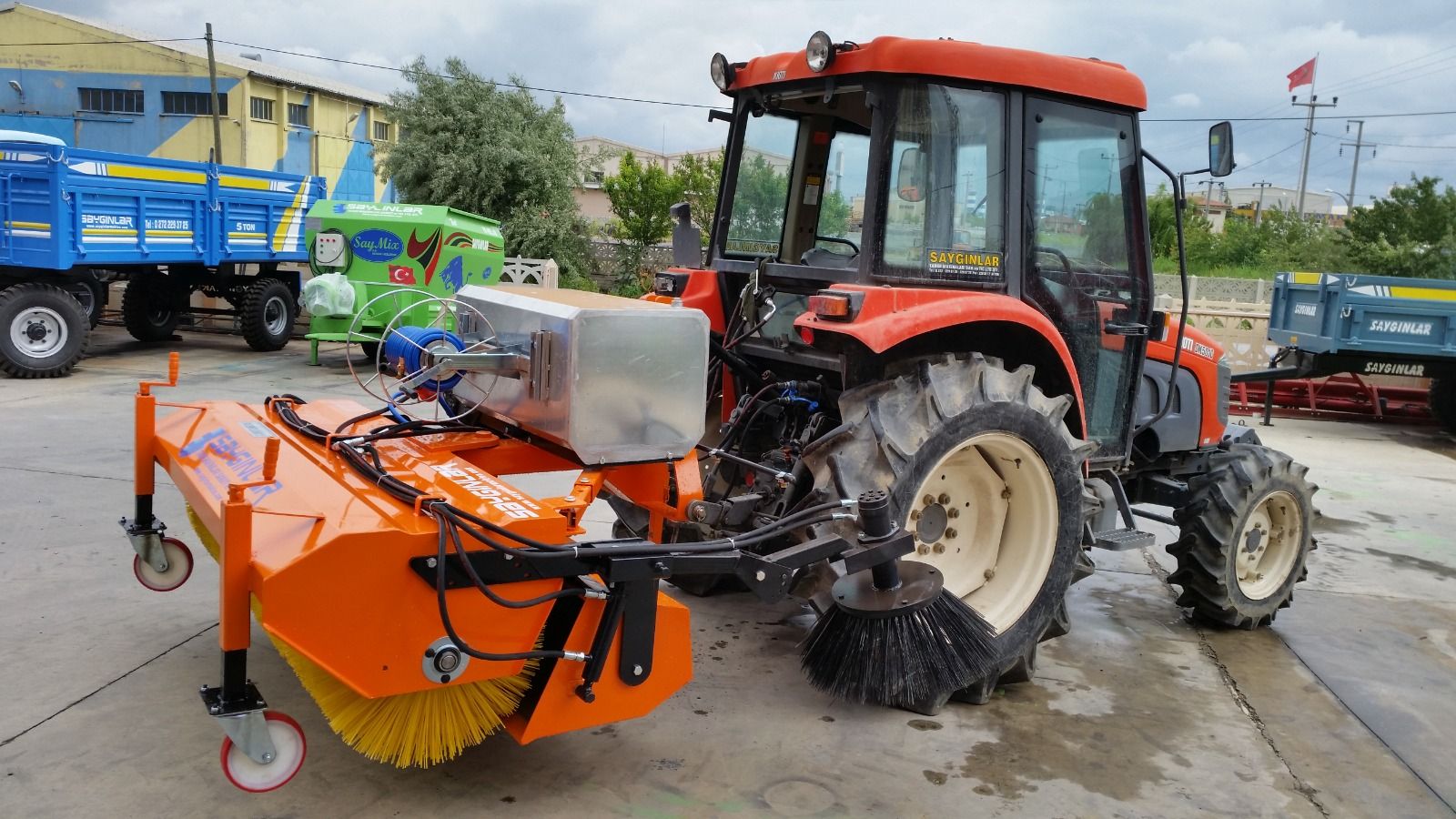 Tracteur de balayeuse de route monté à l'arrière - modèle Full avec godet, balai latéral et système d'arrosage_2