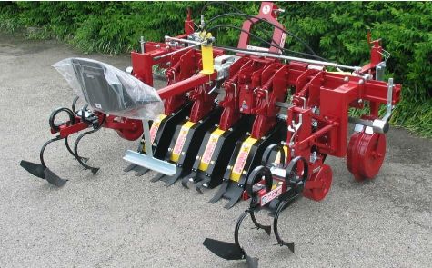 Machine agricole pour niveler le sol et optimiser la récolte