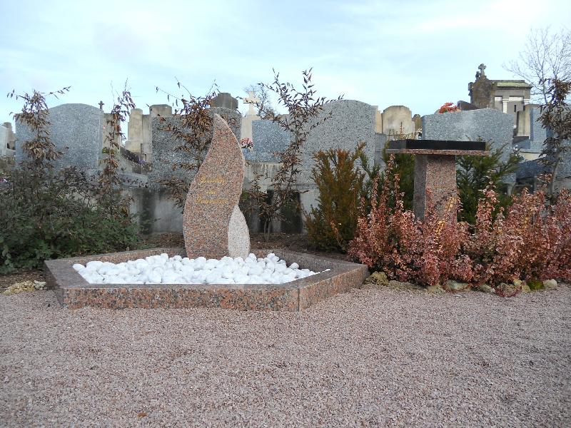 Jardins du souvenir - Les Stèles - Stèle flamme en granit massif avec gravure personnalisée_2