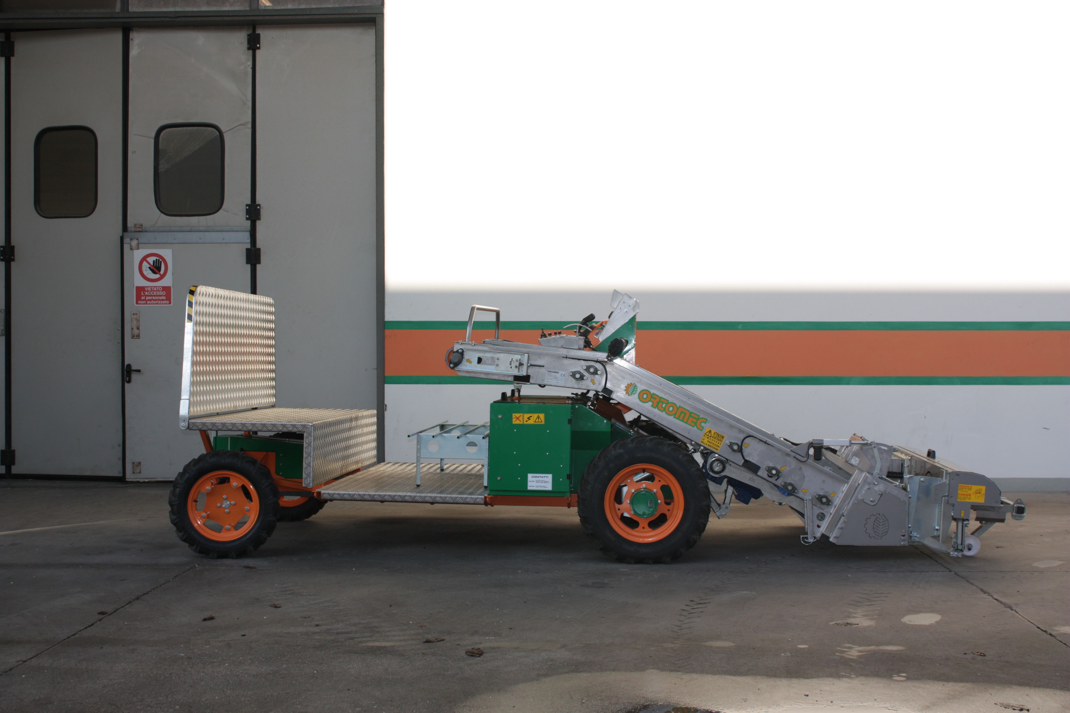 Récolteuse de légumes 8400 electro herbex - Ortomec SRL - largeur de tête 130 à 180 cm - électrique, automotrice et légère_2