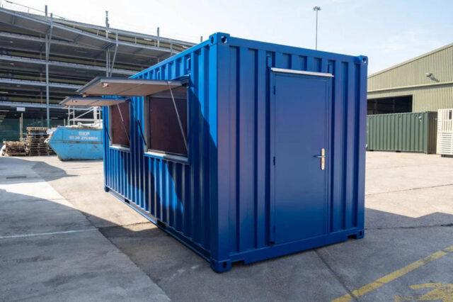Conteneur commercial bleu de 20 pieds - robuste et polyvalent avec fenêtres à charnières et porte d'accès sécurisée - Idéal pour les kiosques, les billetteries ou les petits commerces ambulants_2
