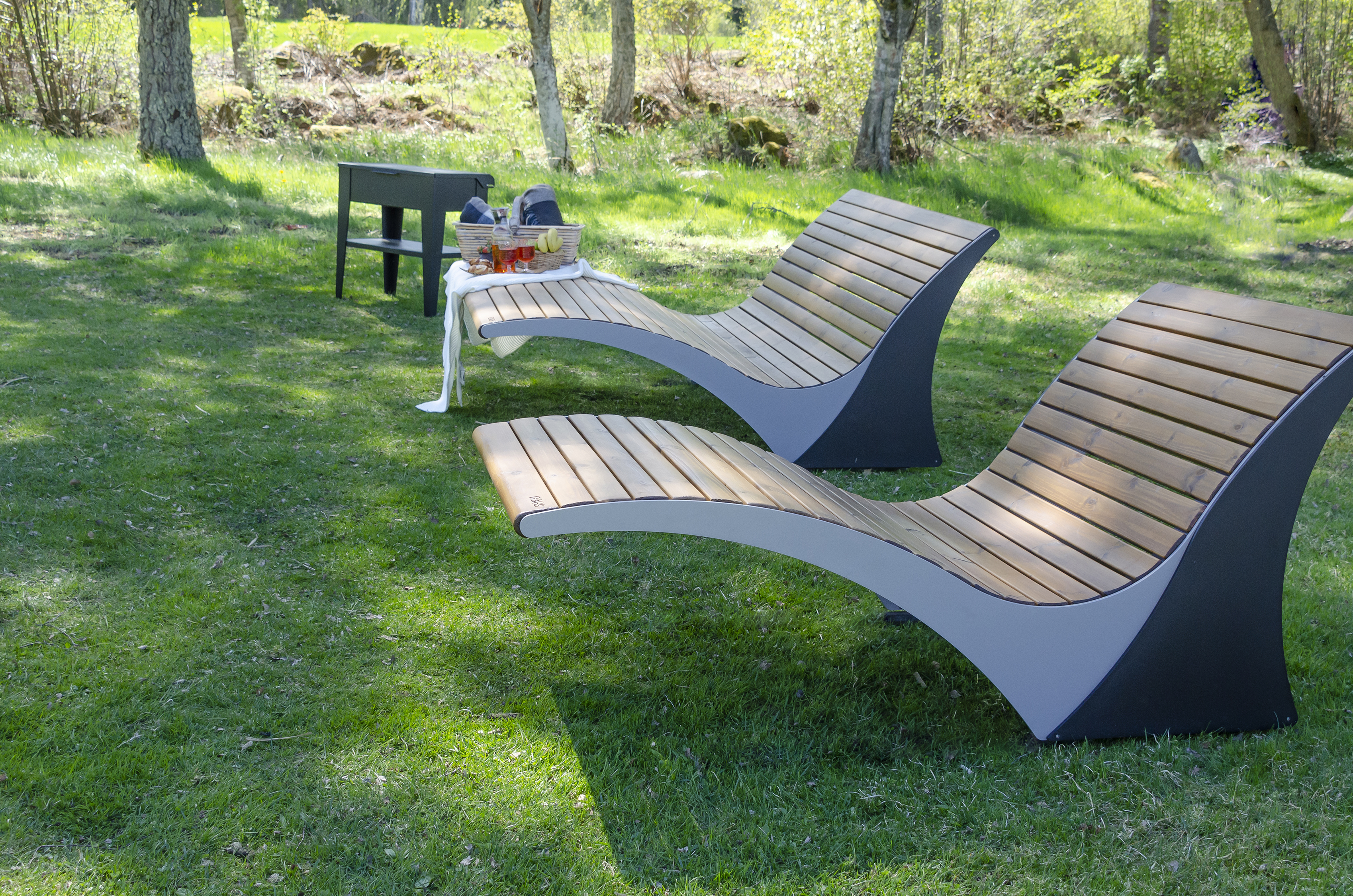 Banc public Sunbed Solberga réf 8090428 - Hags - Inspiré des forêts du Småland, design Ludvig Rundlöf_2