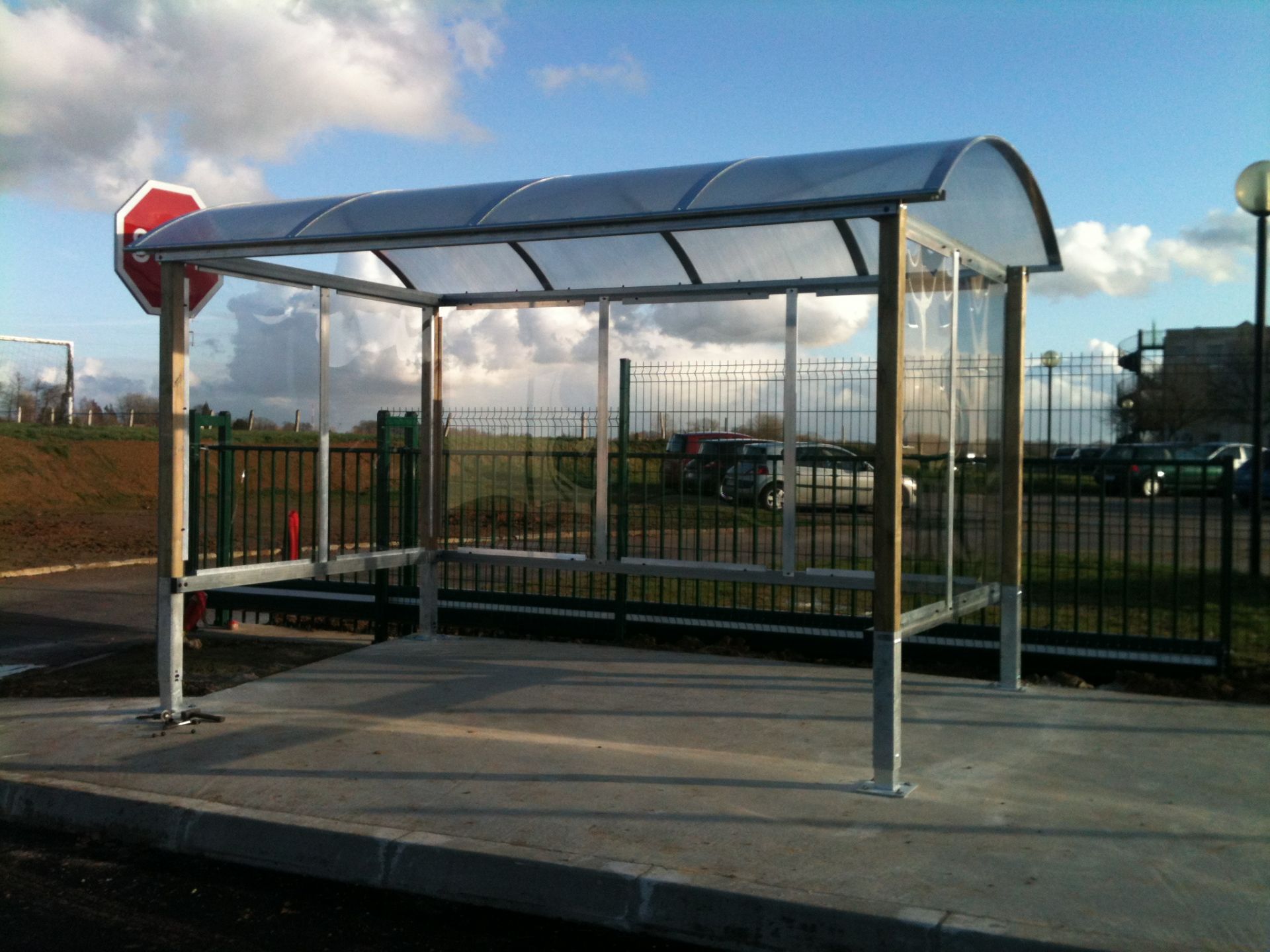 Abri bus avec toiture en dôme classique, gouttière et structure en acier galvanisé - disponible sur-mesure et plusieurs tailles_2