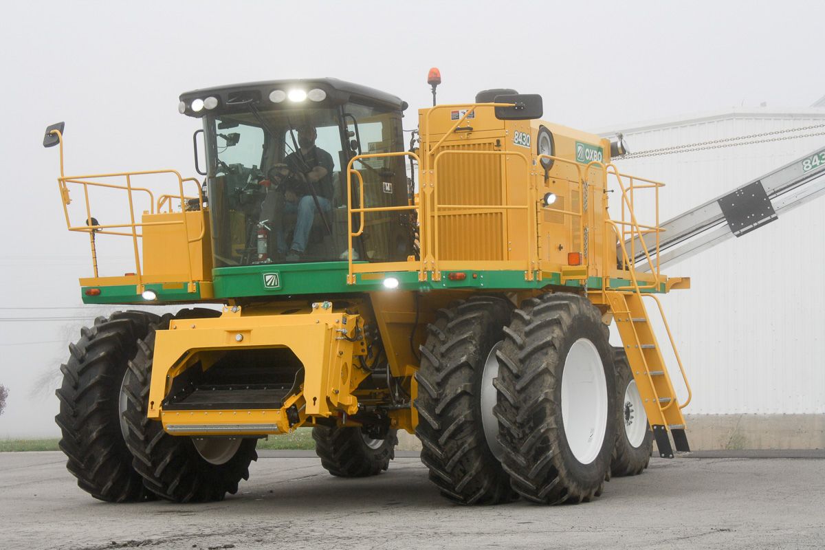 Arracheuse Oxbo 8430 avec options de nettoyage avancées