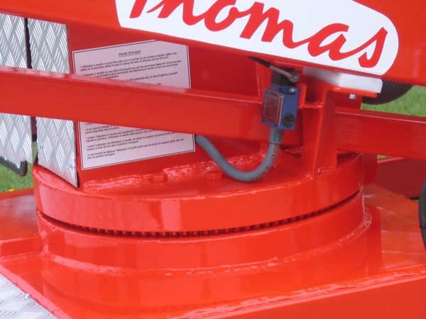 Nacelle avec bras articulé montée sur remorque pour travaux sécurisés