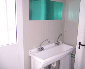 Bungalow de chantier / monobloc / sanitaire / aménagé / ossature en métal / parois en panneau sandwich / isolé / 2.42 x 1.18 m_2