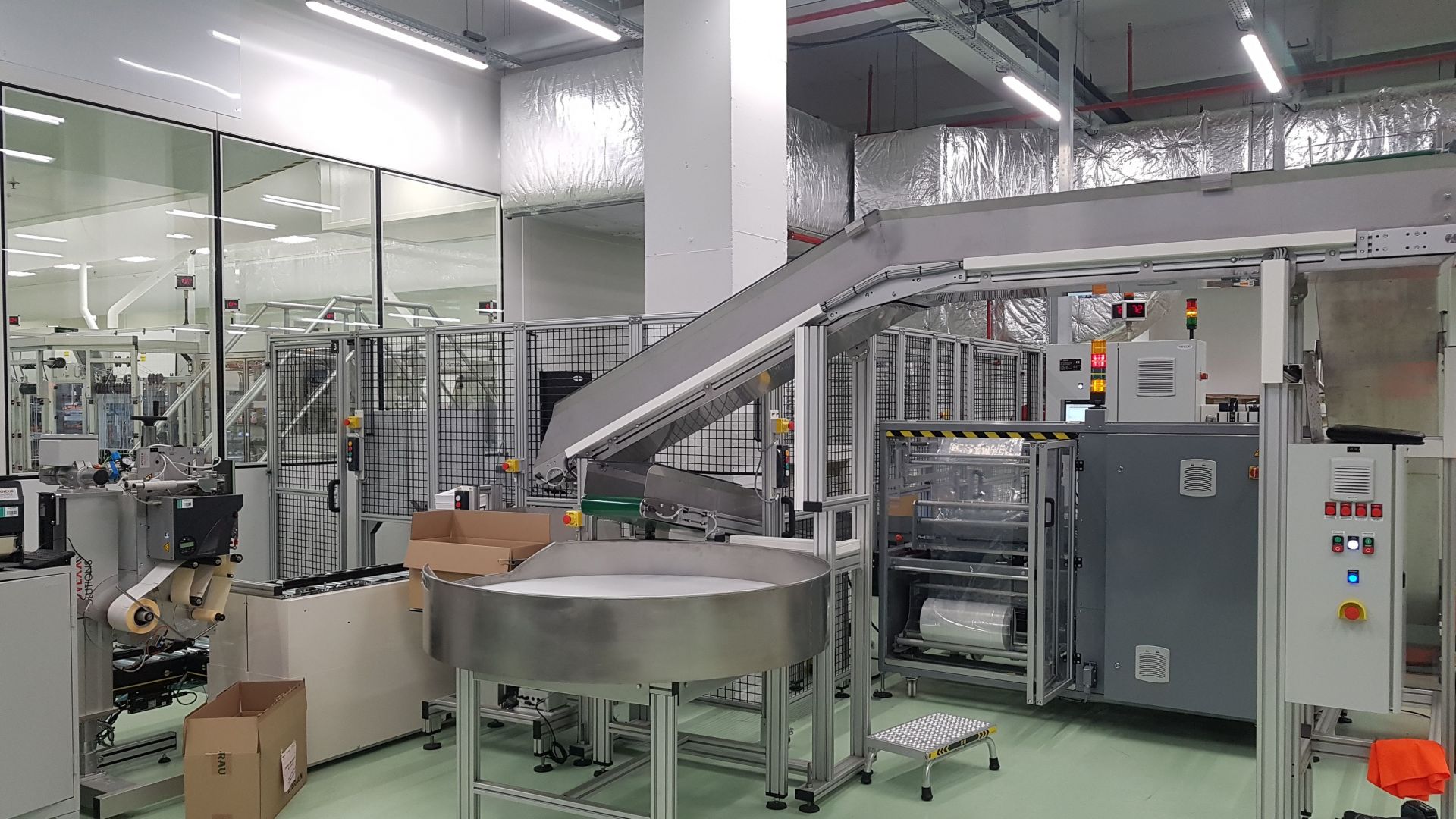 Convoyeur à bande motorisé pour charges légères et lourdes - S.M.D.T - tout type de revêtement et courbe, palettes en option_2