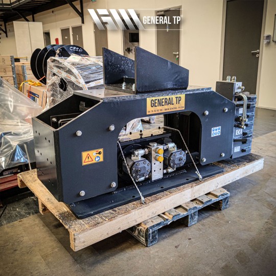 Enfonce pieux hydraulique adaptable sur skip loaders