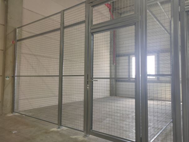 Cloison grillagée industrielle avec options de portes adaptées