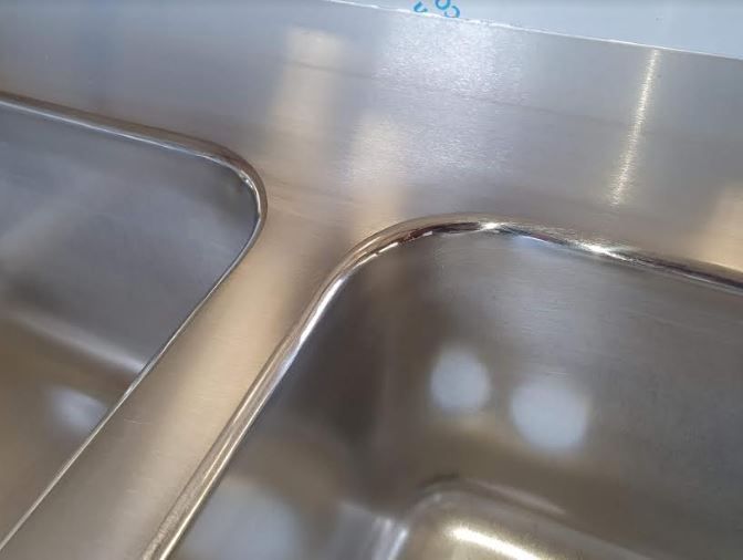 Plonge sur-mesure - Nouveau Concept Inox avec meuble à portes coulissantes et deux bacs_2