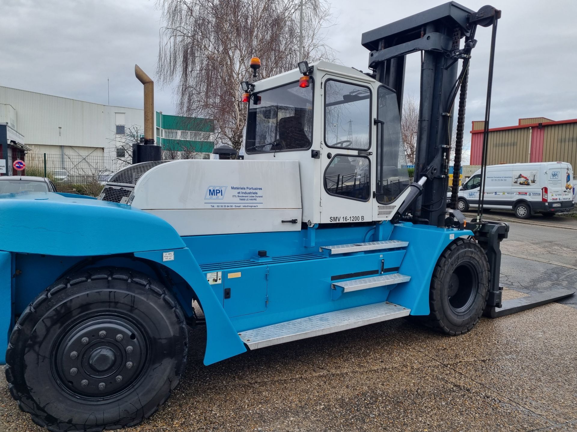 Location chariot élévateur 16T à fourches - Hauteur de levage 4 000 mm - Reconditionné et disponible_2