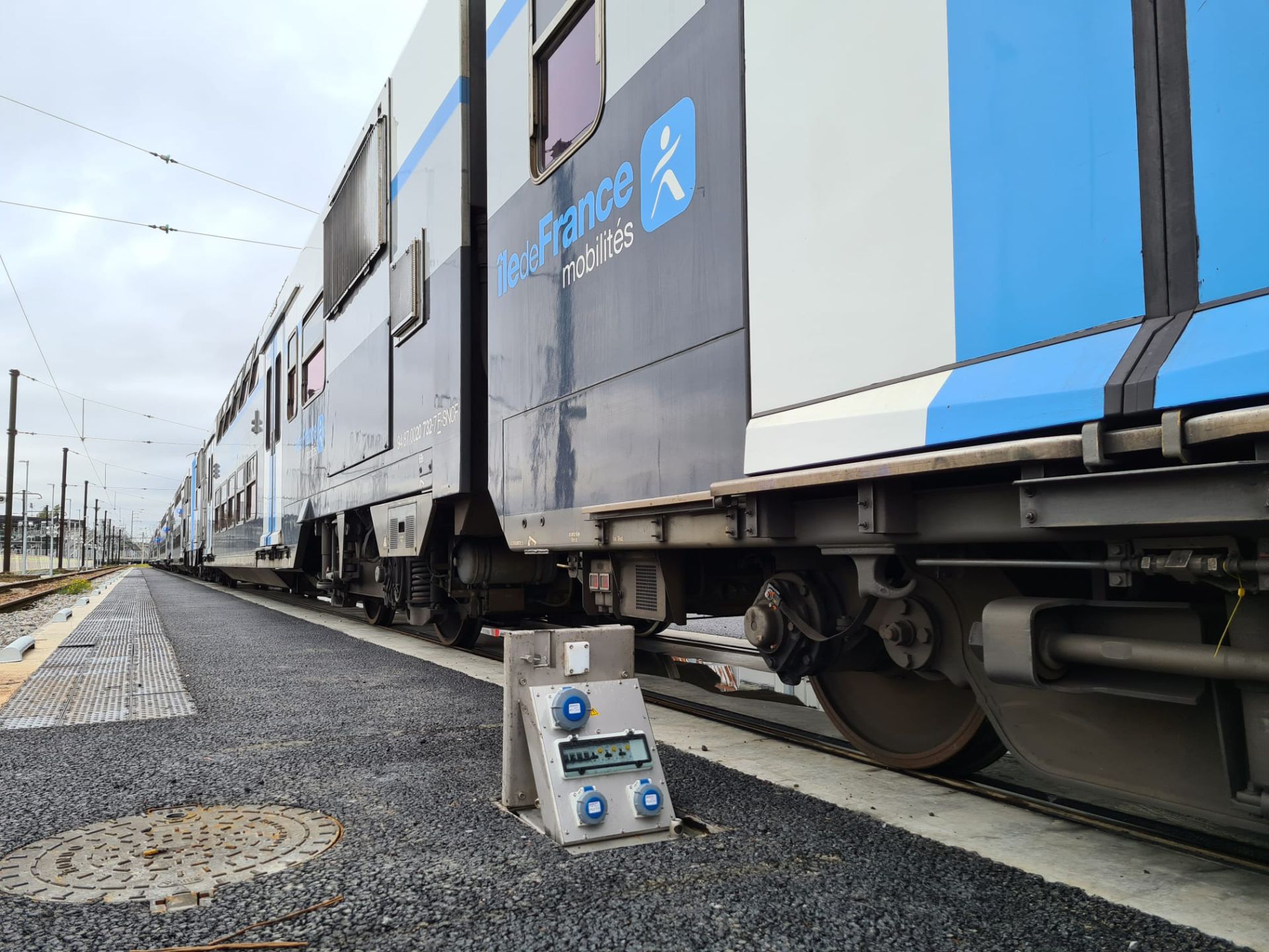 Borne de distribution d'énergie escamotable 12 modules (jusqu'à 6 prises) - EDR 12_0