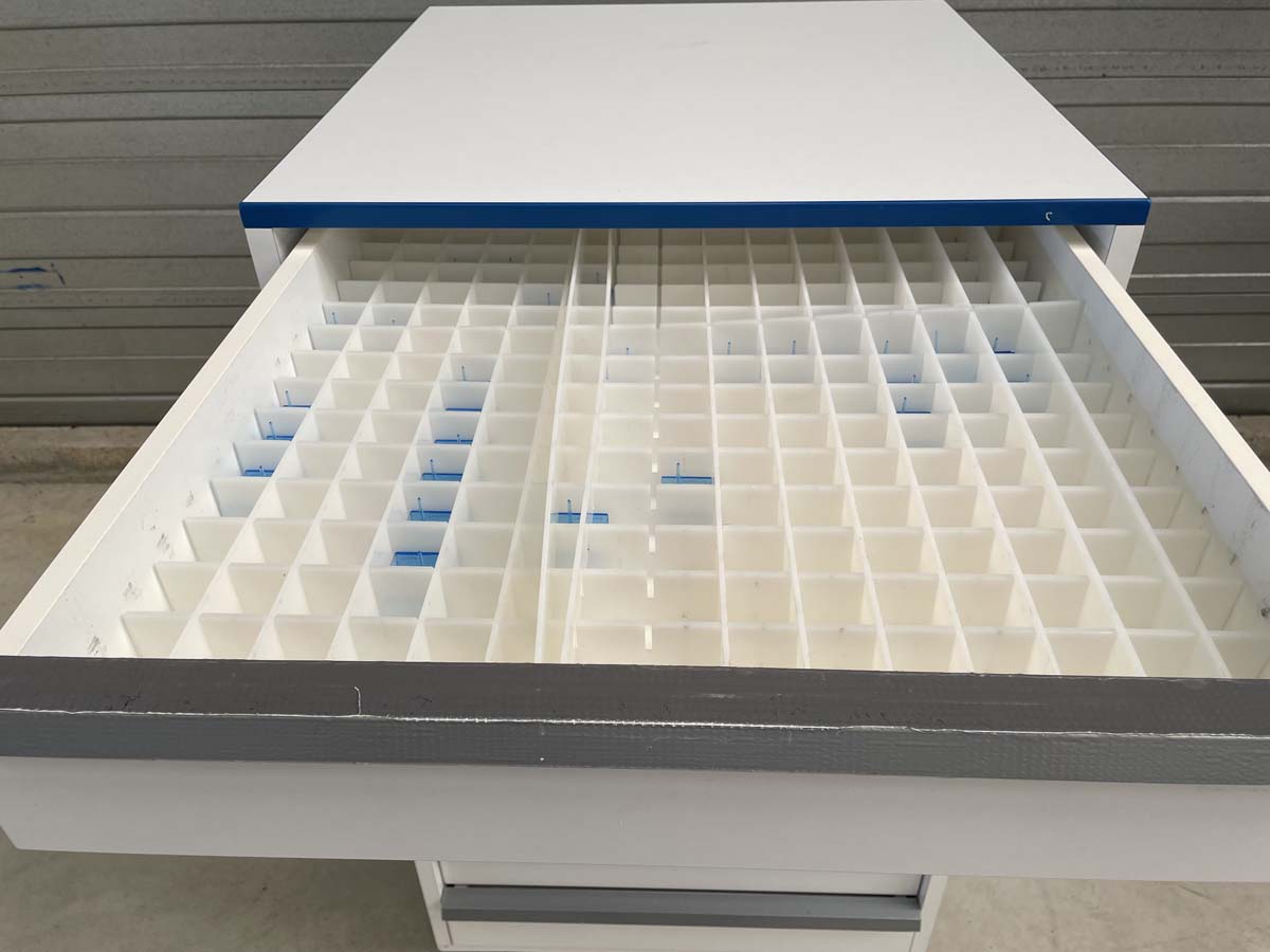 Meuble d'occasion de laboratoire avec 9 tiroirs - sur pieds métal - ATEX - P21091154_2