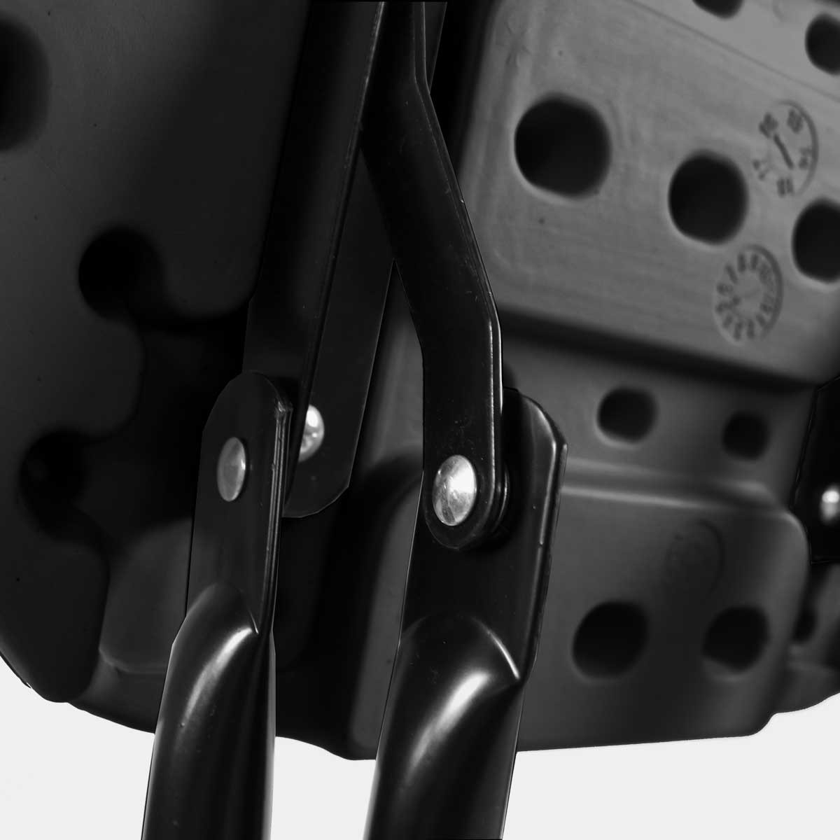 Tabouret noir léger et pliant avec patins antidérapants
