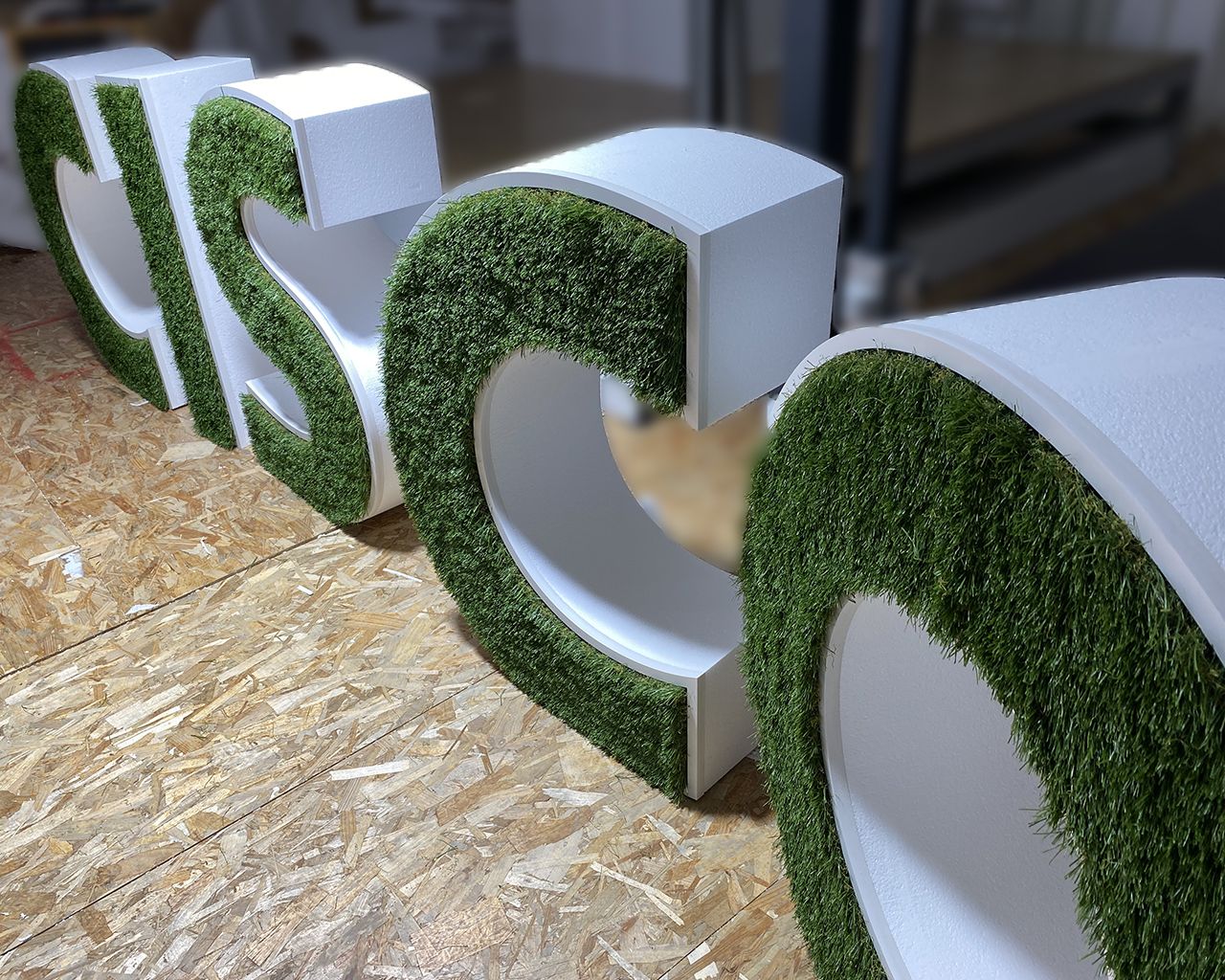 Lettres et logo végétales 3D en polystyrène - Lettres, Violet, Herbe synthétique pour l'intérieur et l'extérieur_1