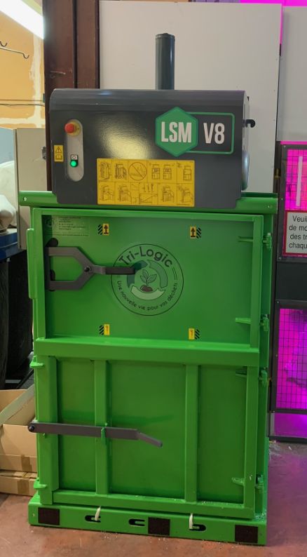 Presse à balles moyenne, V8 - Compacteur vertical pour volumes moyens de déchets recyclables._2