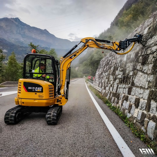 Balayeuse hydraulique Série SSC550 - adaptable sur mini-pelle 1.5 à 7.5 tonnes - marque Cangini Benne_2