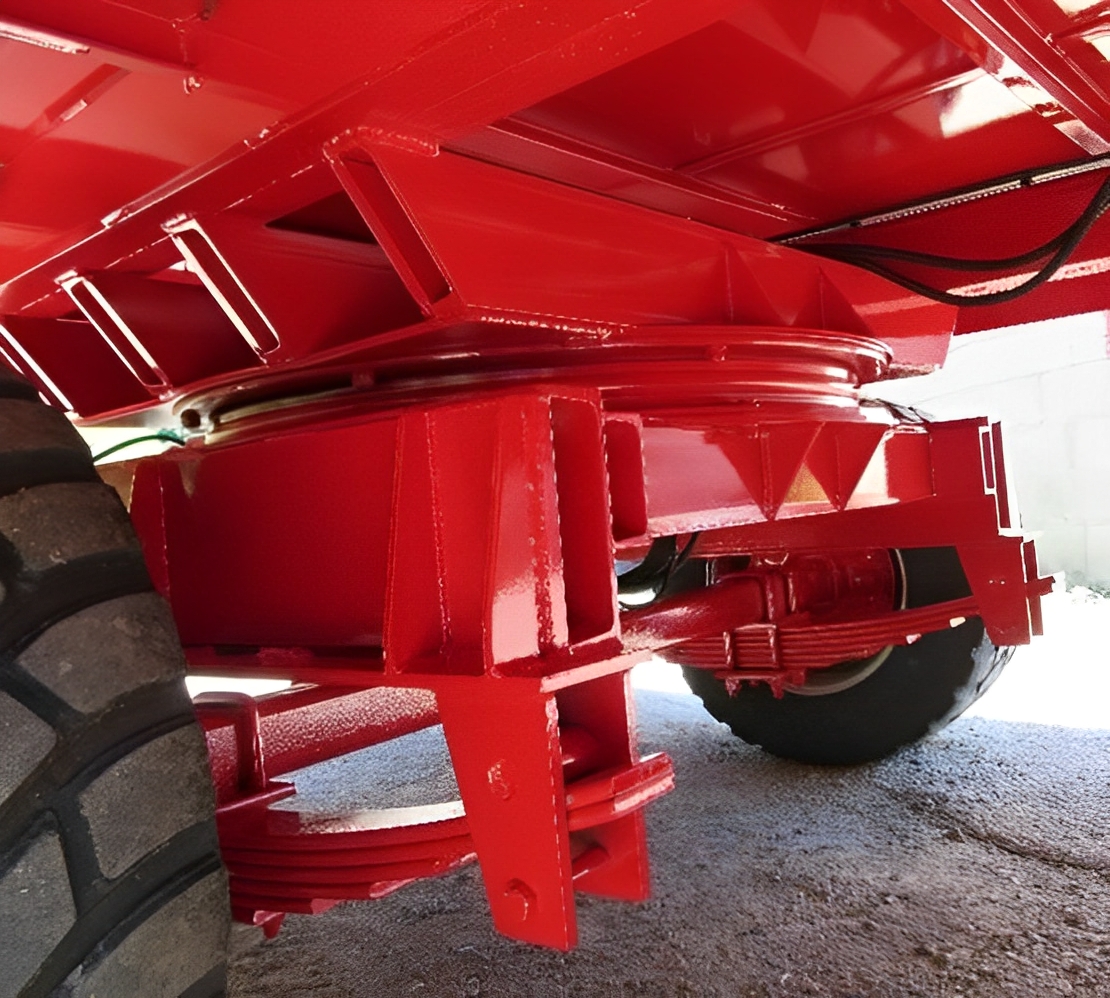 Remorque avec avant train articulé et freinage mécanique et hydraulique