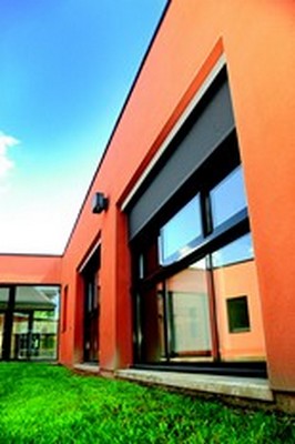 Store vertical modèle Impérial Storistes de France - coffre compact en aluminium - toiles solaires ou occultantes - garantie 5 ans_2