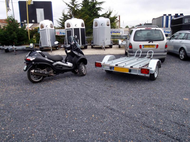 Remorque moto de 2 roues 145 x 13 pour le chargement du mp3 125, mp3 400 ou 500 - trigano tpm2s mp3_2