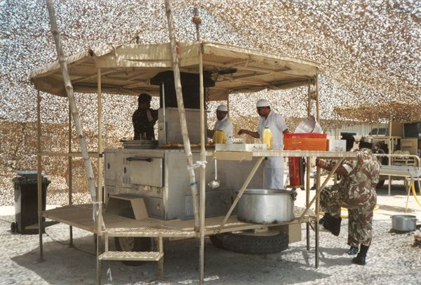 Cuisine mobile CR 500 équipée de marmites multifonctions et plaques chauffantes