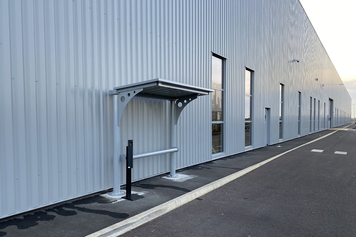 Abri fumeurs sur mesure - Toit plat pente arrière 5% - Série PC - Poteaux métalliques anti-corrosion et options personnalisables_2