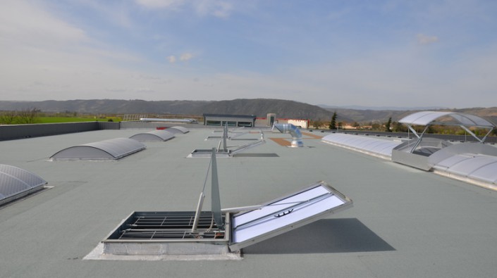 Lanterneau ponctuel ecofeu 160 pn / sur costière en acier / avec protection solaire_2