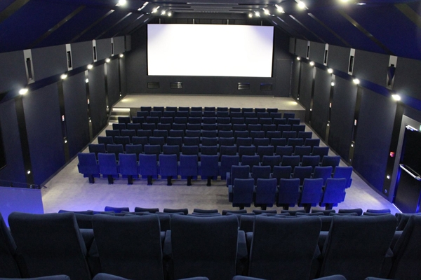 Fauteuil de cinéma robuste à piétement métallique central avec accoudoirs caisson pour ERP - LASER._3