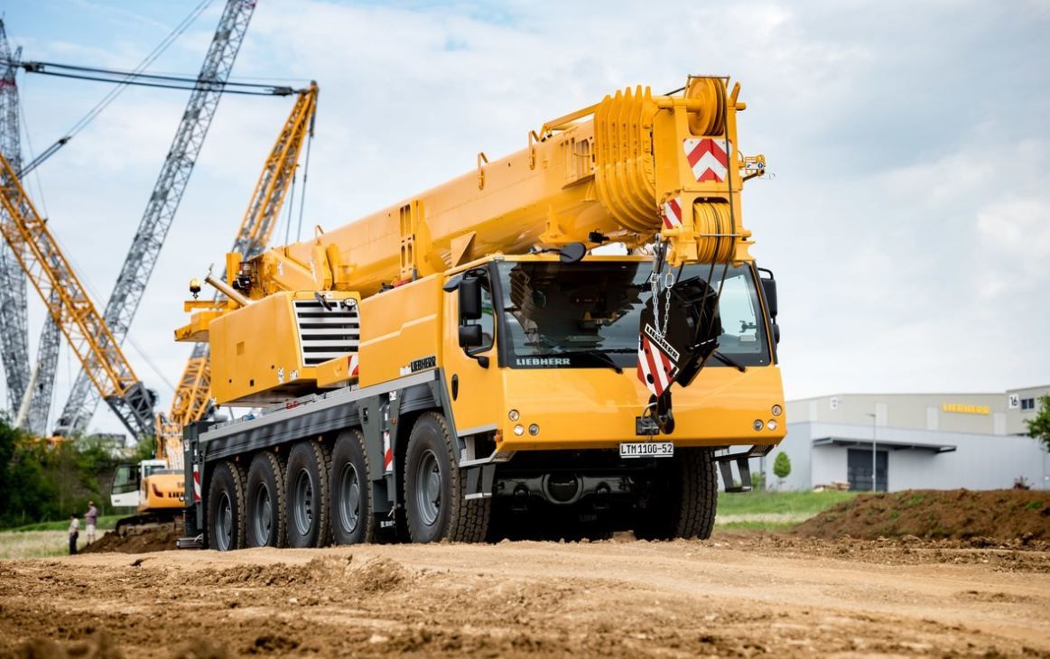 Grue Liebherr LTM 1100-5.2 avec fléchette treillis extensible jusqu'à 33 mètres