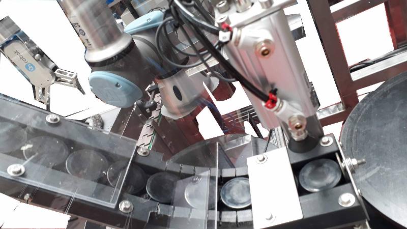 Nouveau robot pédagogique 6 axes - Micanic'Air - Remplissage de balles de ping-pong avec robot UR3_2