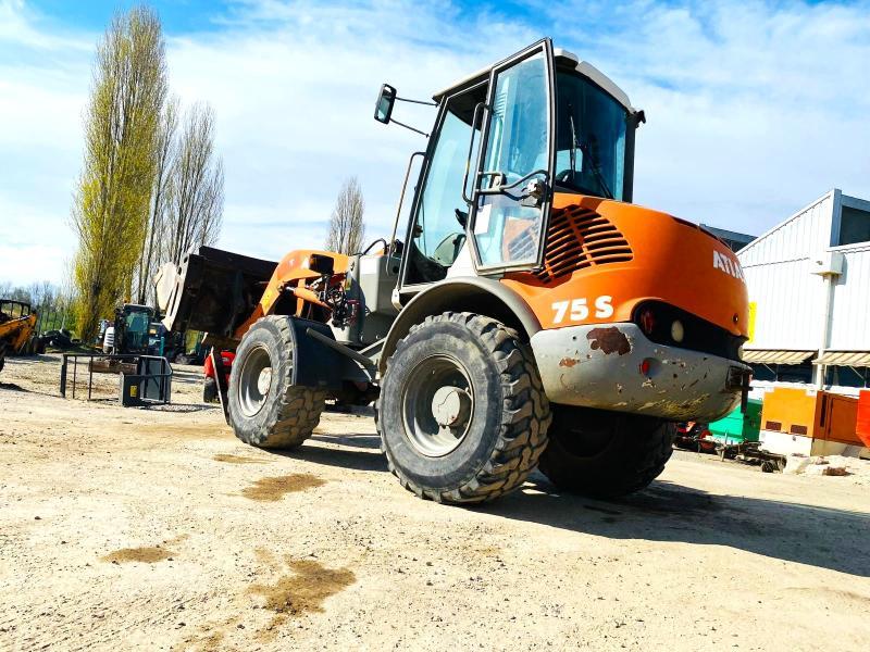 Chargeuse équipée d'une tourelle modèle 75 S
