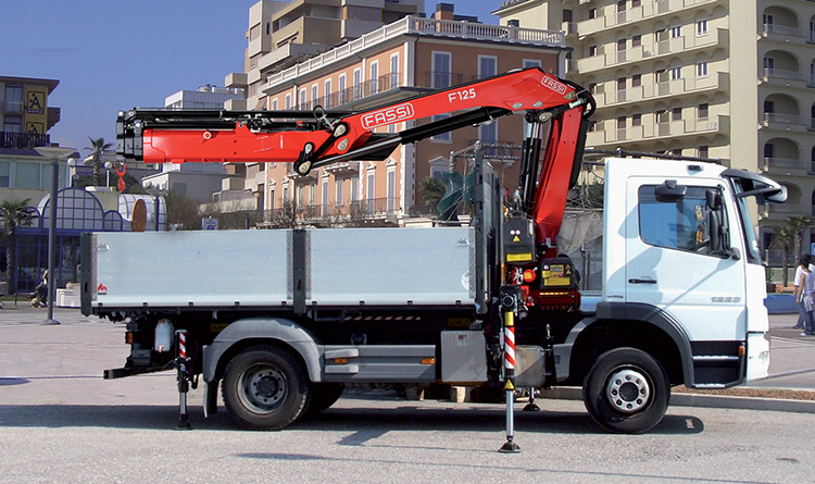 Grue auxiliaire compacte Fassi F125A.2 XE-Dynamic avec jib