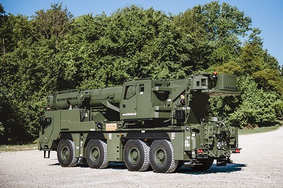 Grue Liebherr G-LTM 1090-4.2 dotée d'une cabine blindée