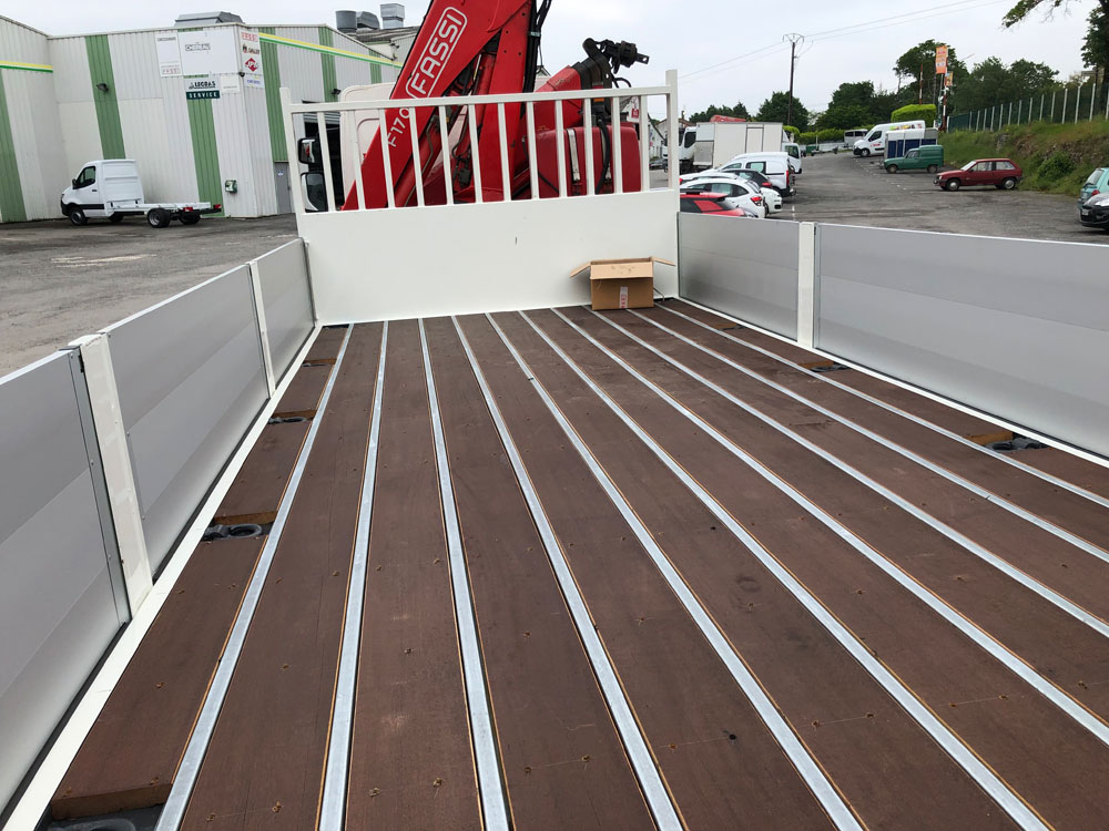 Plateau pour poids lourds avec brancard acier et renforts