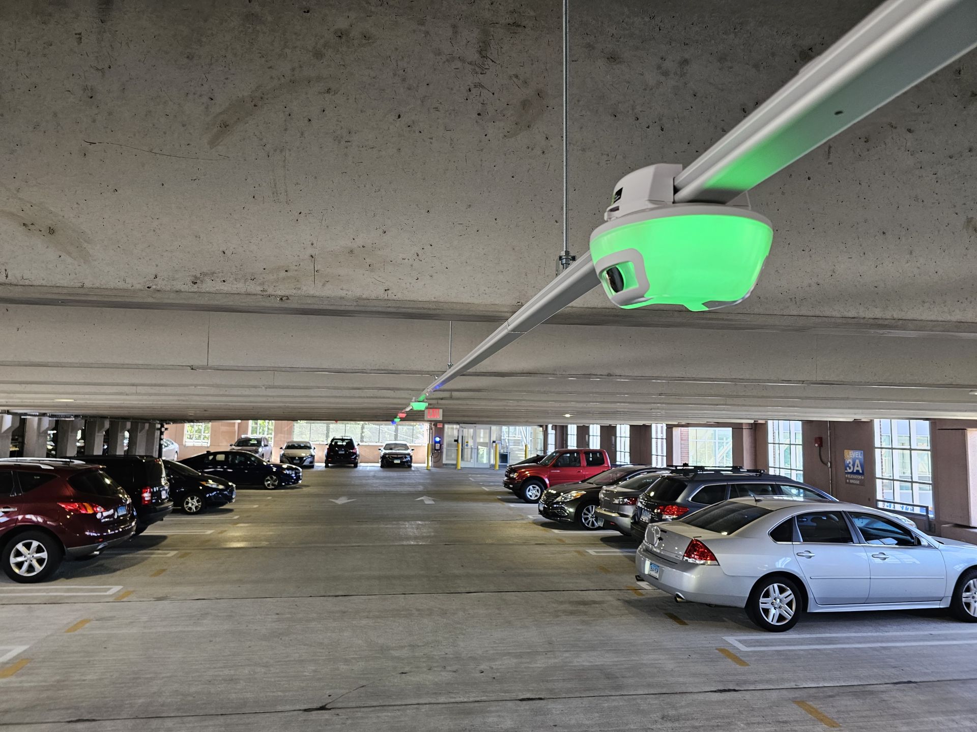 Système de guidage à la place de parking - Solution automatisée de détection, signalisation et surveillance par caméra pour parkings_2