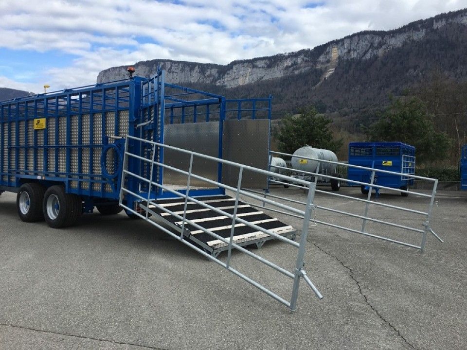 Remorque bétaillère équipée d’une béquille hydraulique et d’un pont arrière repliable