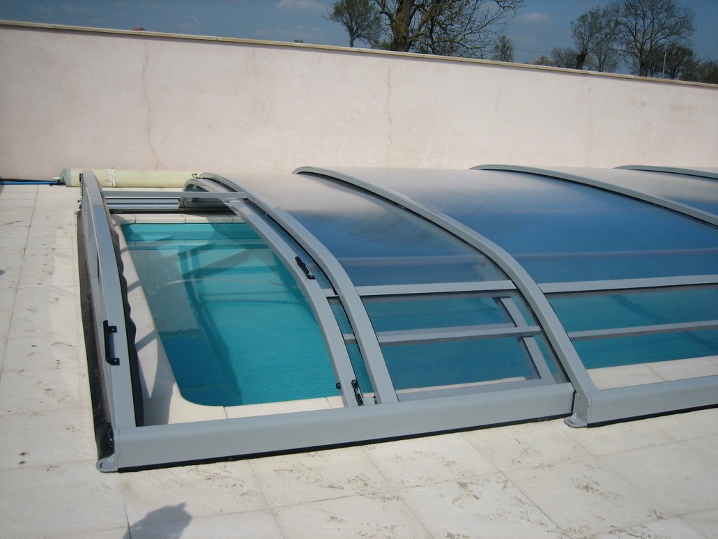 Abri bas pour piscine avec ouverture facile par une seule personne