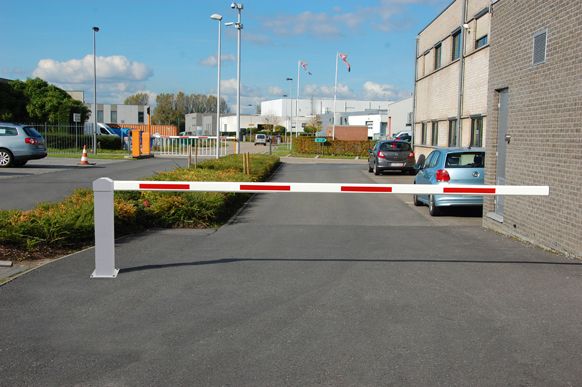 Barrière levante manuelle Alphatronics - design moderne et résistant aux conditions météorologiques_2