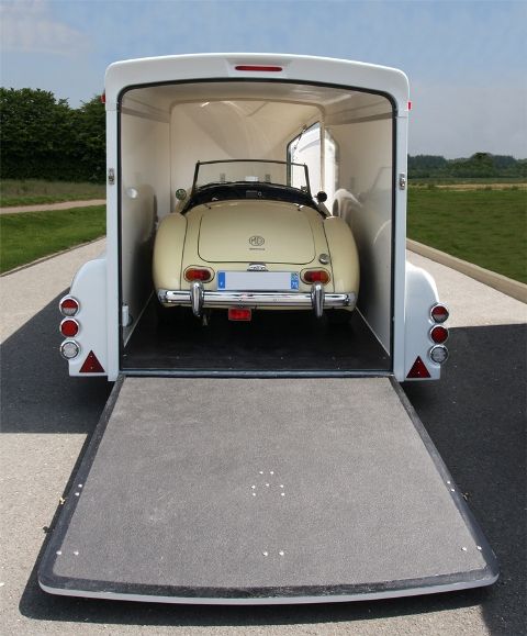 Fourgon Centaure 4000 avec pavillon en polyester moulé