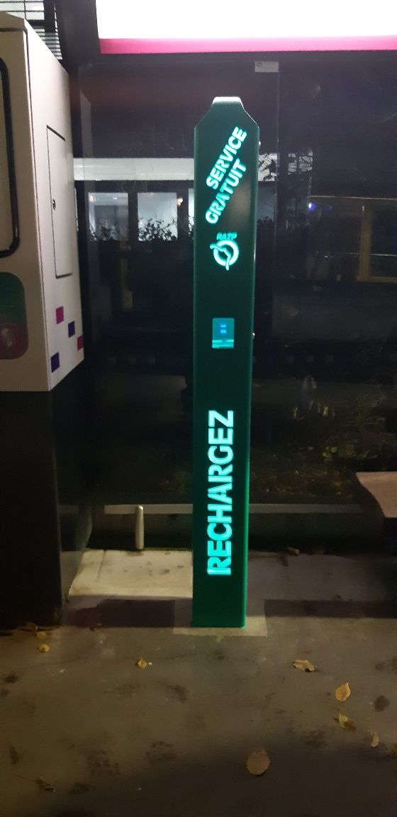Totem de rechargement Liberty - Charge rapide pour smartphones et tablettes - Intérieur et extérieur, filaire ou sur batterie_2