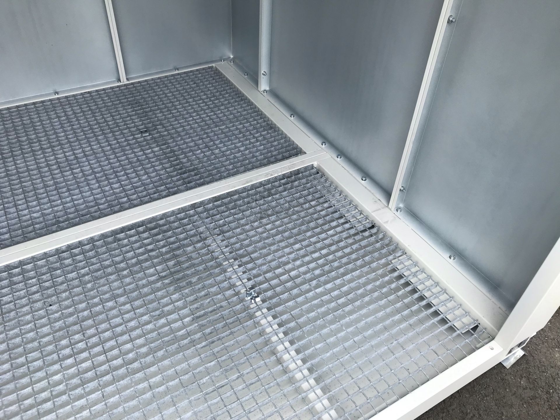 Structure avec caillebotis pour éviter le ruissellement des huiles