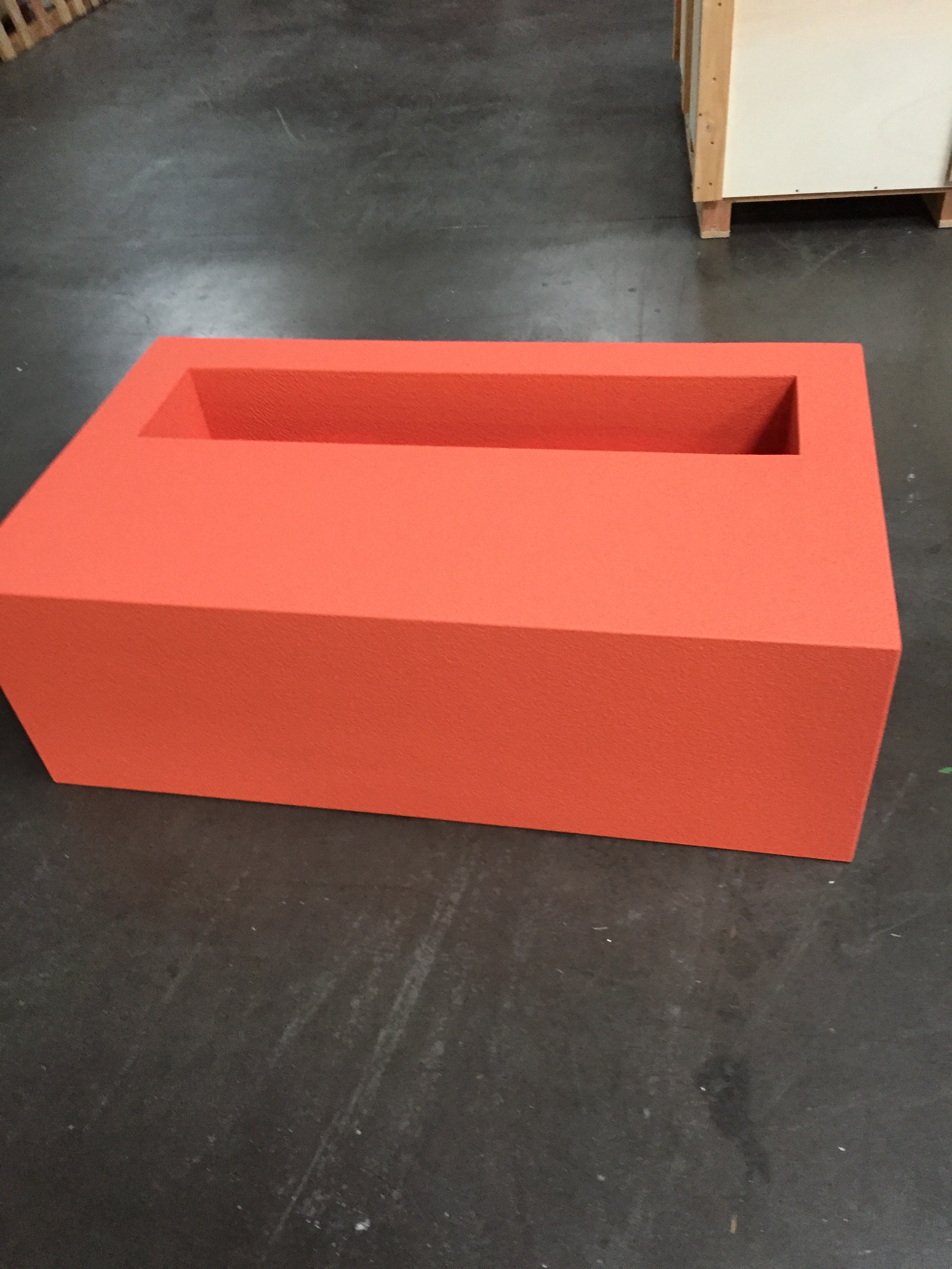 Assise urbaine sur mesure en résine Ultra® - Mobilier intérieur et extérieur résistant_2