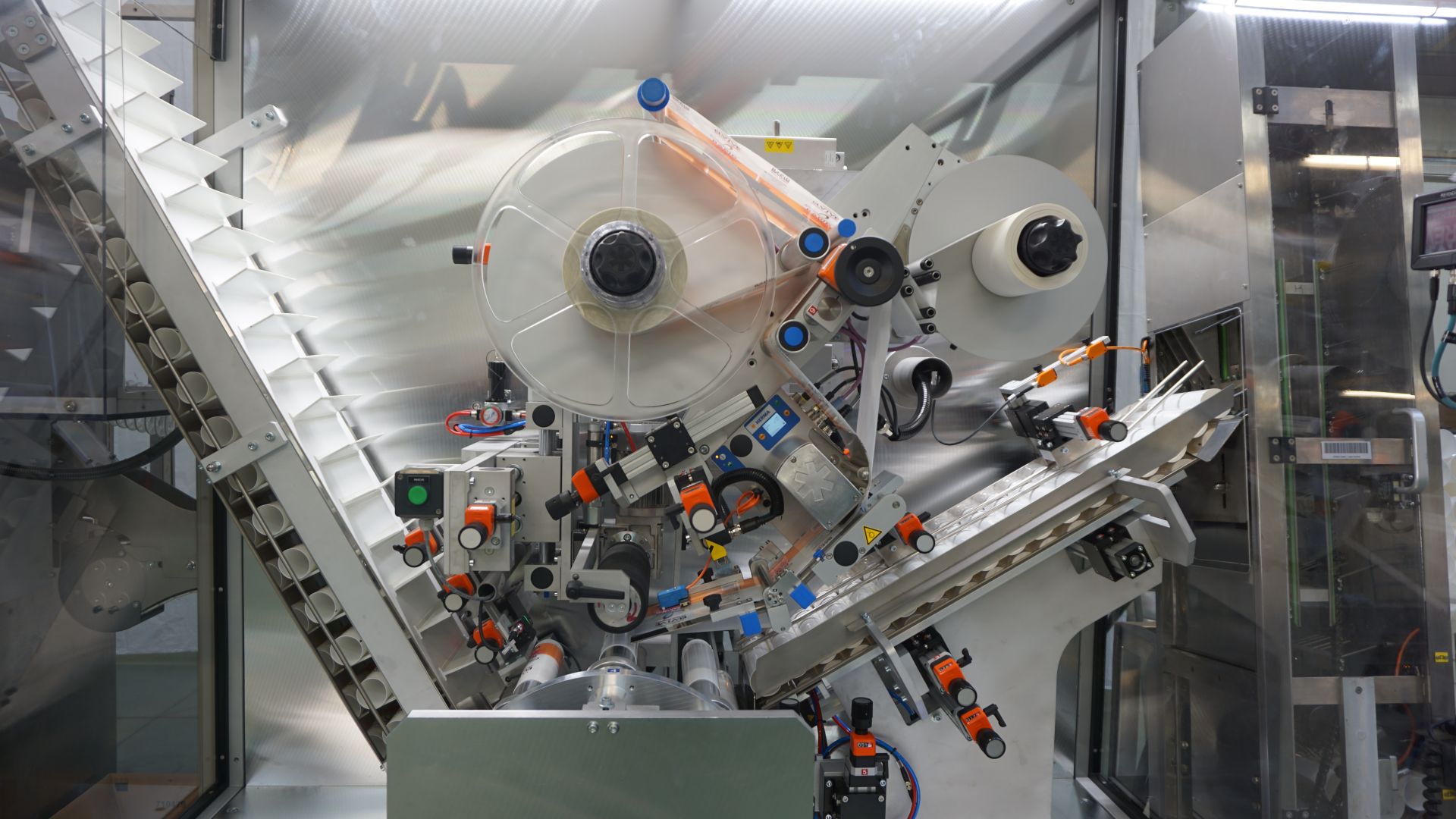 Etiqueteuse-banderoleuse automatique de tubes - Dépose d'étiquettes autour des tubes vides_2