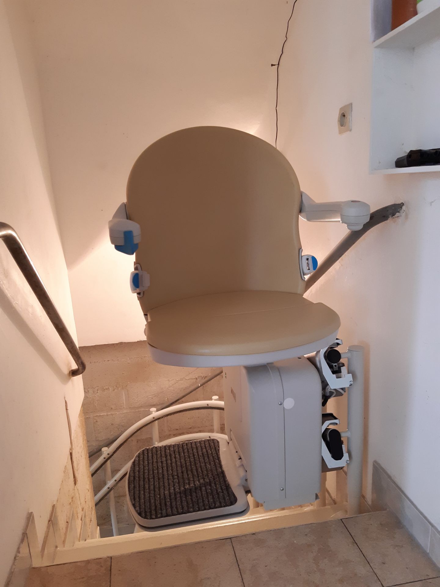 Monte-escalier double-rail pour escaliers courbes ou droits, utilisable en intérieur ou extérieur - Handicare_2